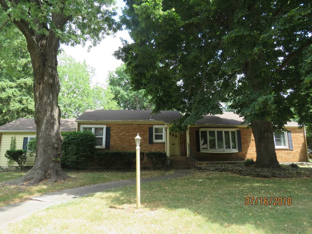 1028 E Linwood Cir - Photo 2 of 30