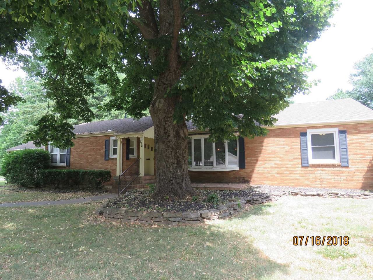 1028 E Linwood Cir - Photo 3 of 30