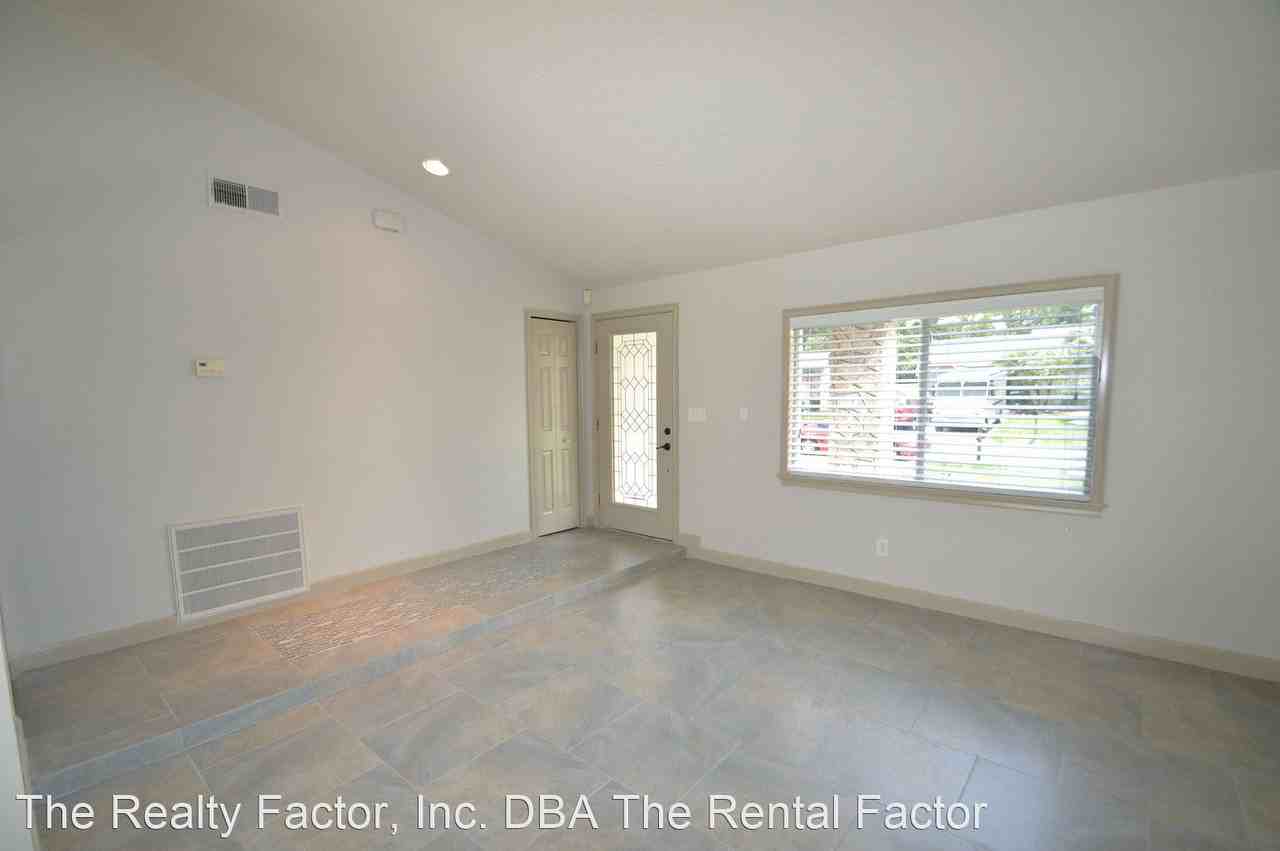 732 Mimosa Ct - Photo 3 of 15