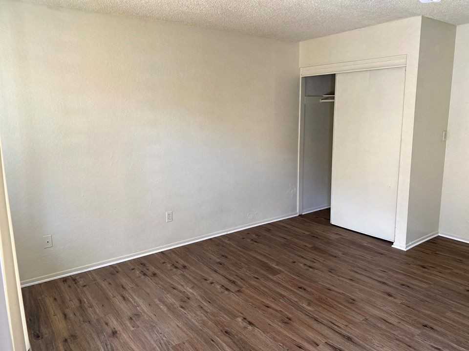 11663 White Ave - Photo 2 of 7