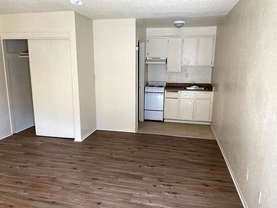 11663 White Ave - Photo 3 of 7