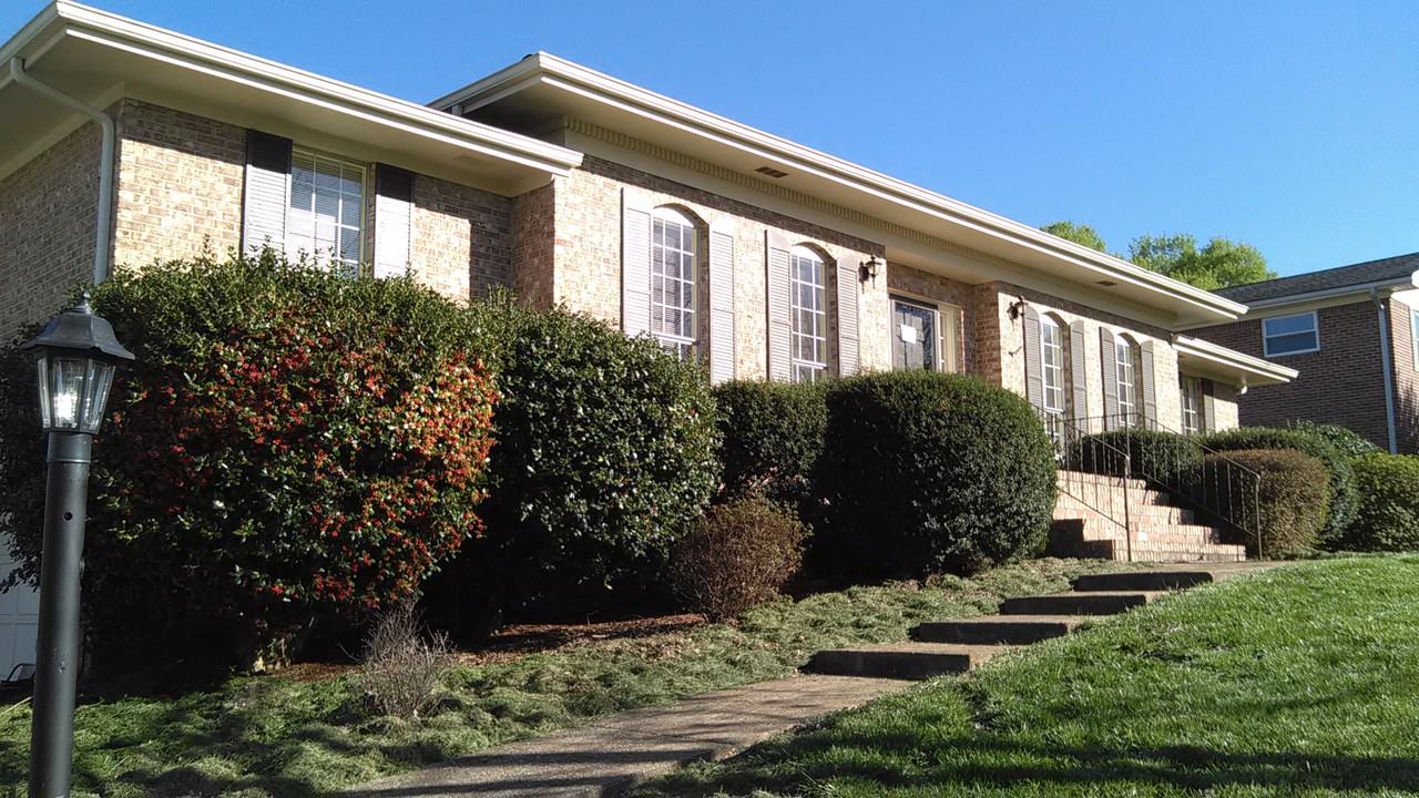 2512 Sharron Drive - Photo 3 of 32