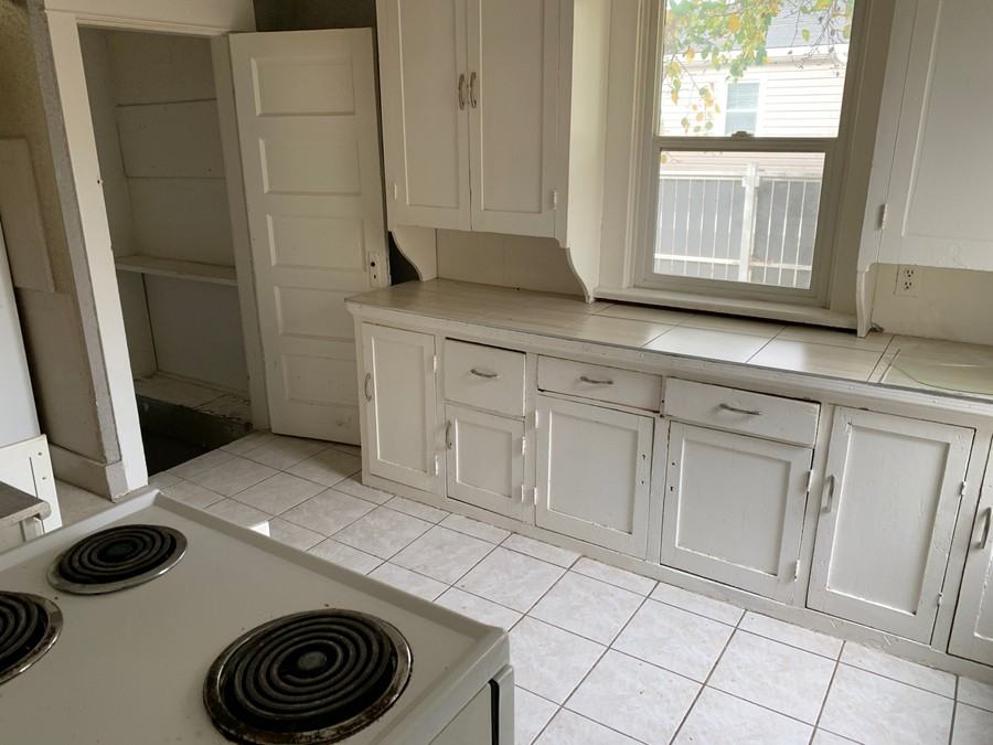 873 Robinson St - Photo 3 of 11