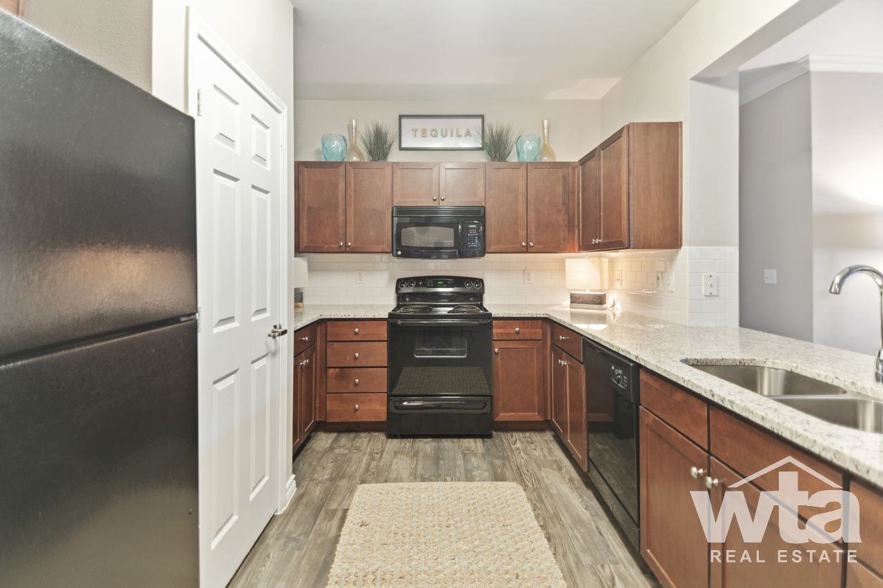 8600 Texas 71 - Photo 2 of 9