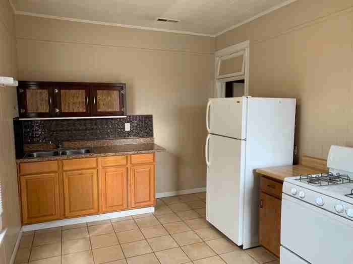 215 E Mulberry St #2 - Photo 3 of 11