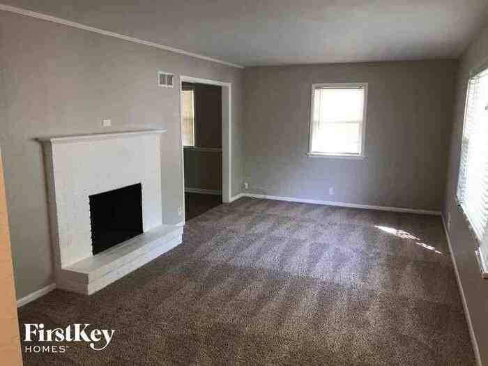 8715 E 52nd St - Photo 3 of 12