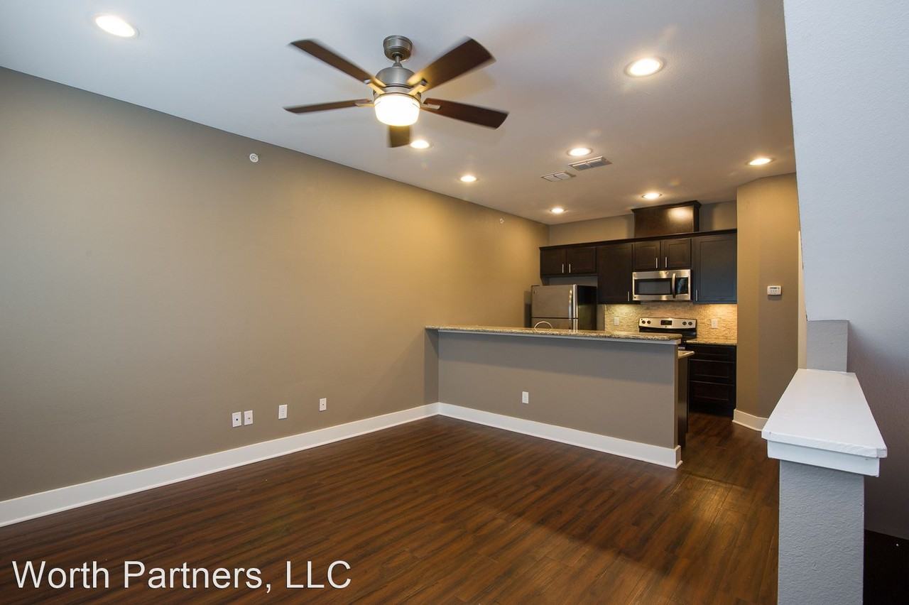 408 College Main - Photo 2 of 10