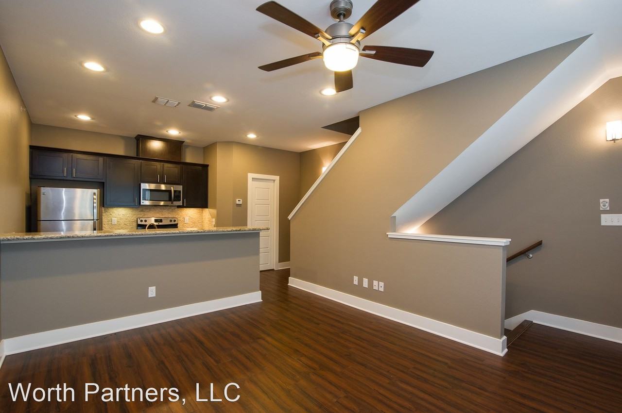 408 College Main - Photo 3 of 10