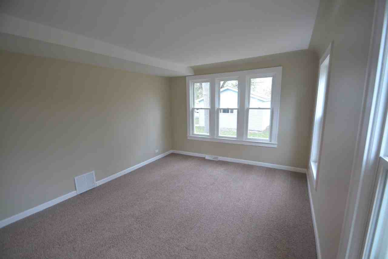 402 S Walnut St - Photo 3 of 9