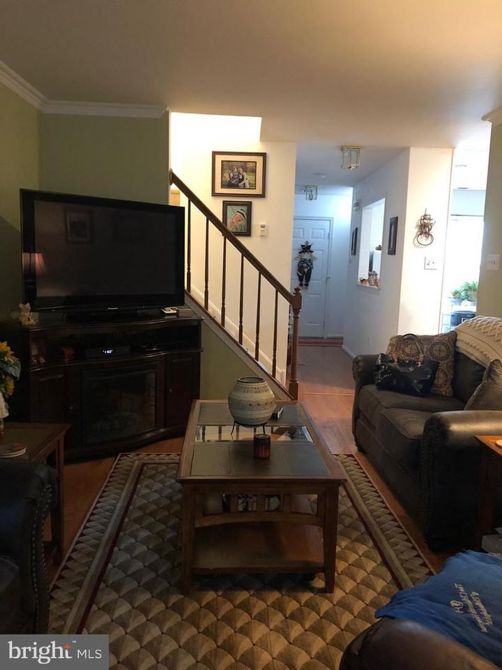 212 Nottingham Ct - Photo 2 of 16