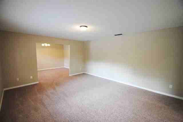 111 Harrogate Ct - Photo 3 of 10