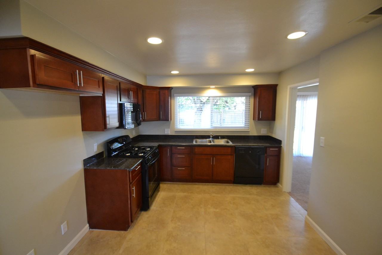 26 N Pacific Ave - Photo 3 of 7