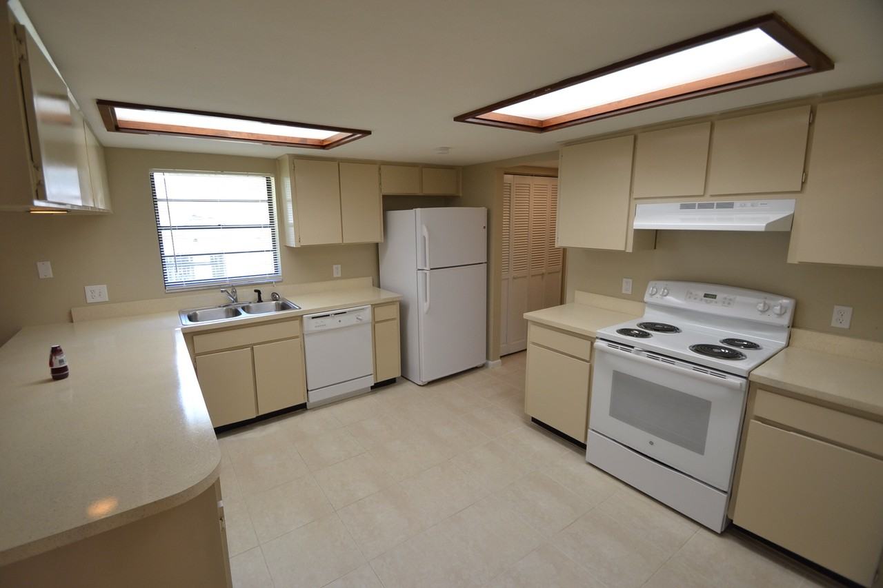 1107 Ridgefield Dr - Photo 2 of 11