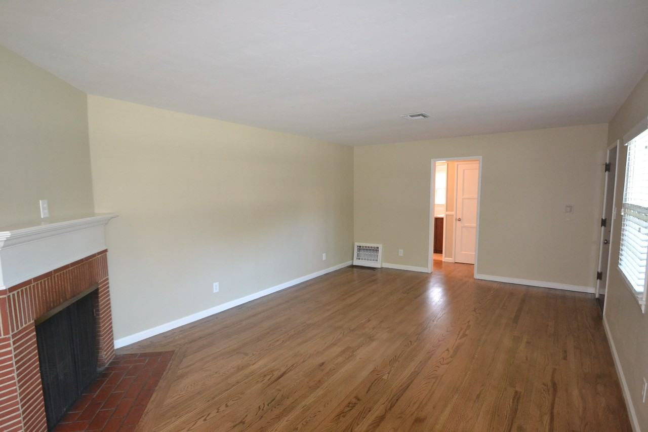 694 W 34th St - Photo 3 of 8