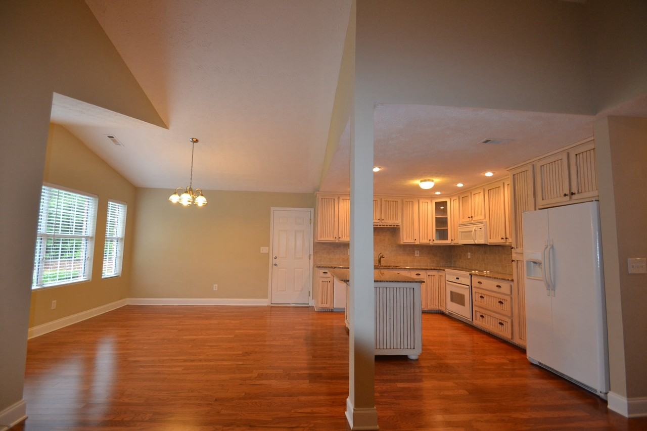 195 Hamilton Dr - Photo 3 of 14