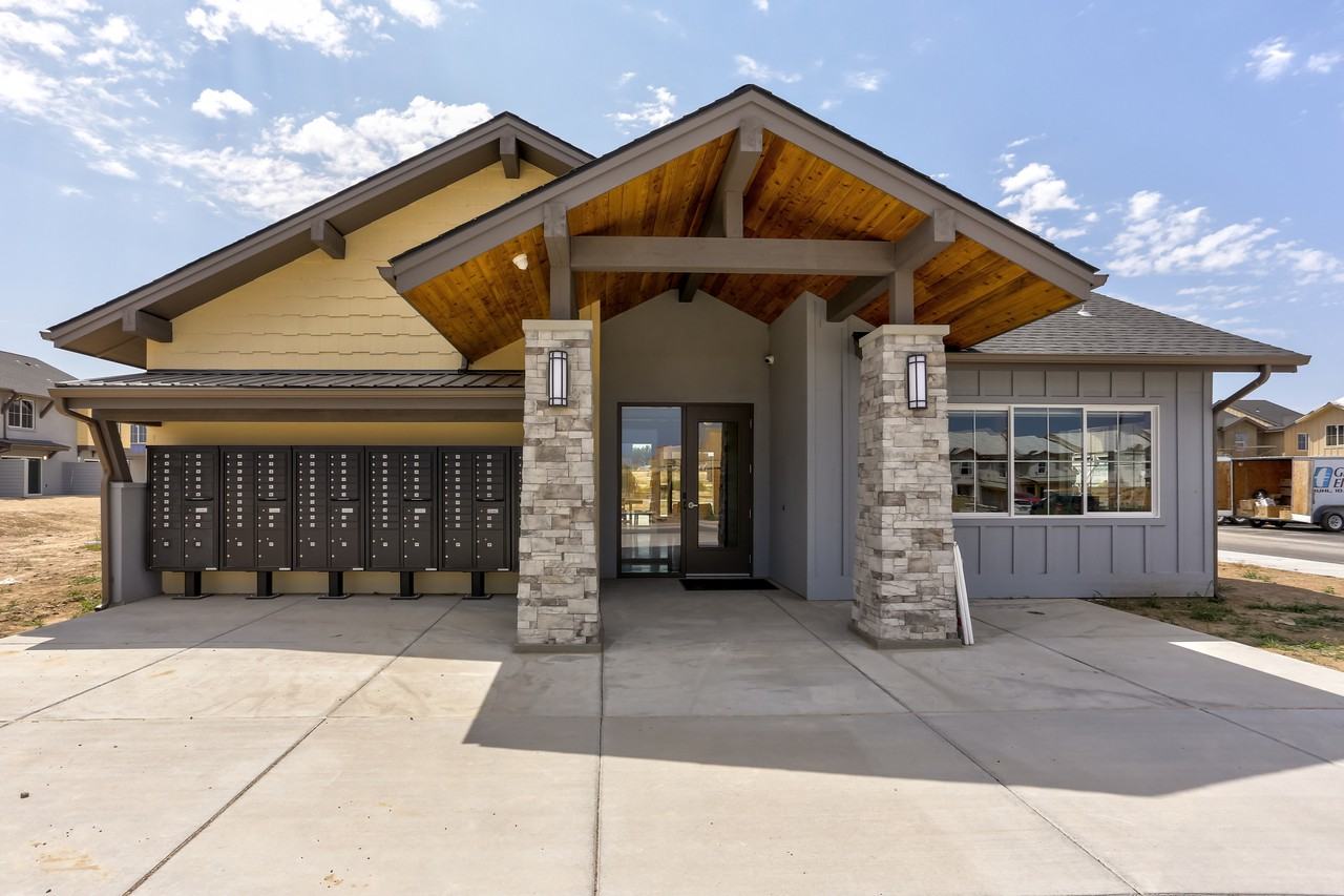 210 Carriage Ln N - Photo 2 of 21