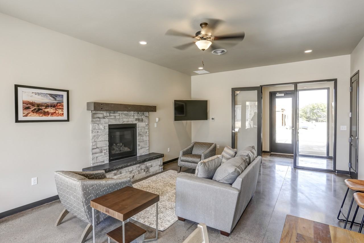 210 Carriage Ln N - Photo 3 of 21