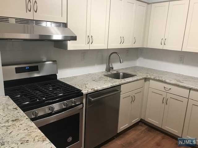 18 Crestwood Mews - Photo 2 of 14