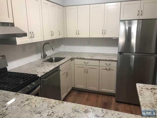 18 Crestwood Mews - Photo 3 of 14