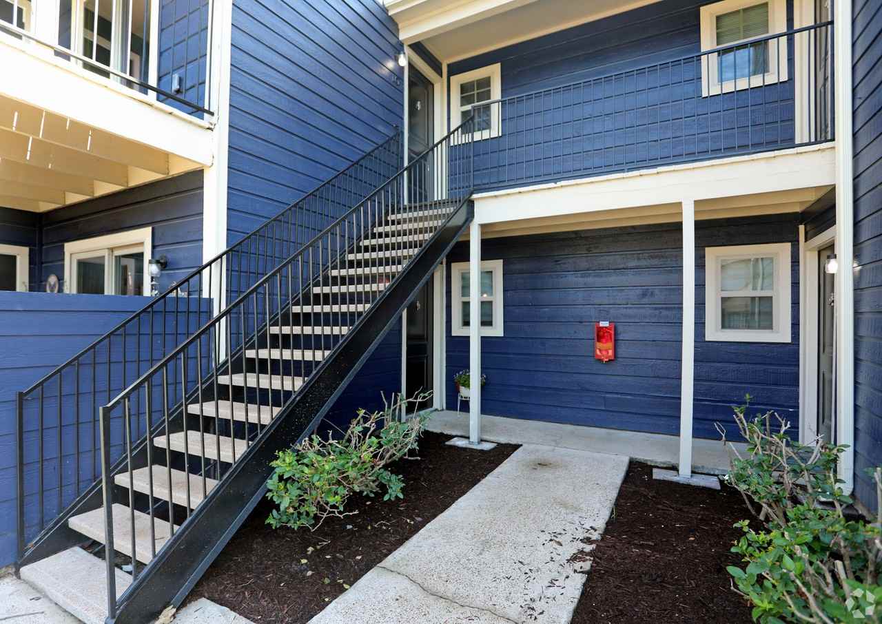 Crosby Square Apartments - Photo 2 of 19