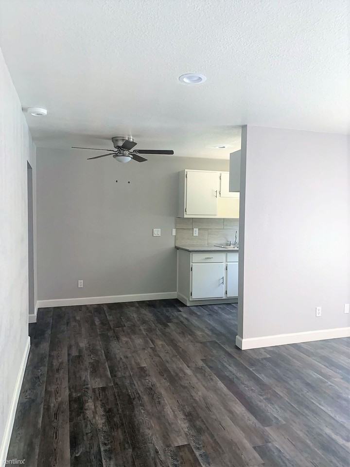 2218 N Sierra Hwy - Photo 3 of 9