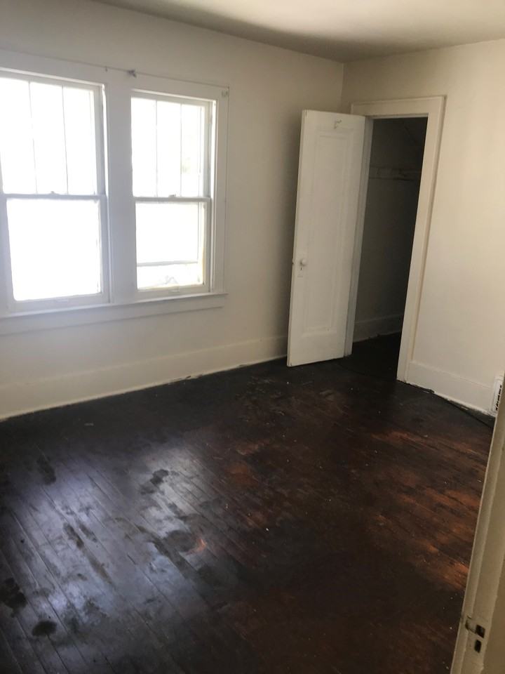 1605 Kearsley Park Blvd - Photo 2 of 4