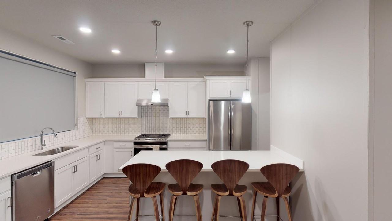 Modern Woodstock townhome with courtyard - Photo 2 of 11