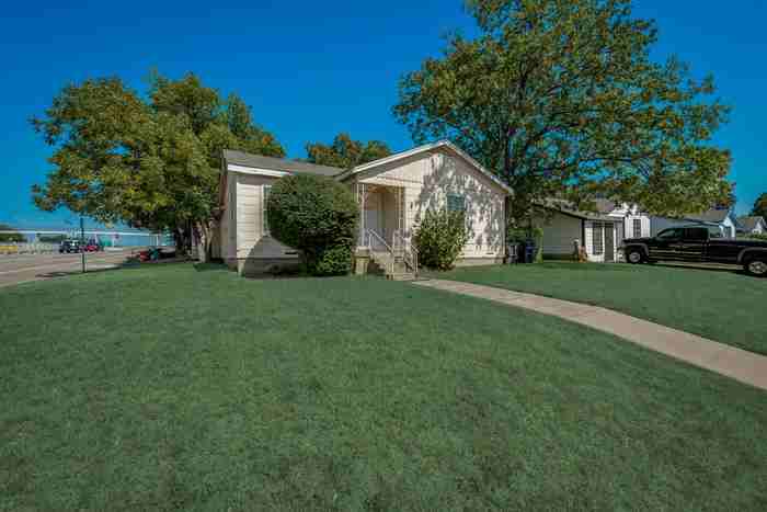 721 Judd St - Photo 3 of 21