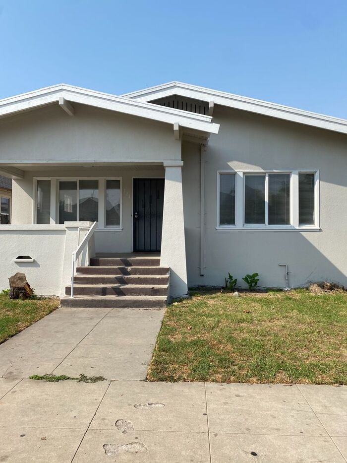 324 Soledad St - Photo 2 of 15