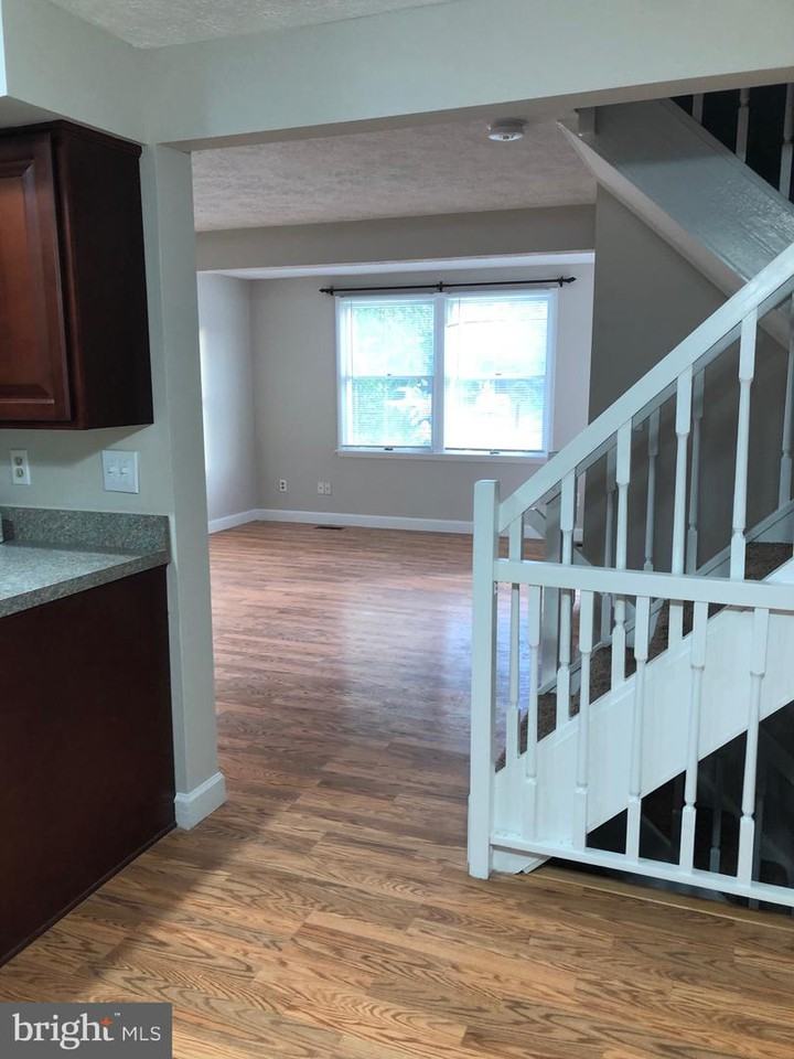 8019 Hadfield Ct - Photo 3 of 24