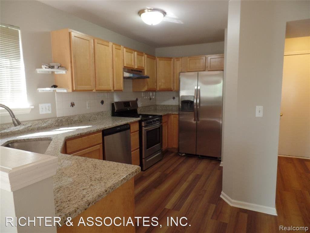 48181 Nottinghill Ln - Photo 2 of 19