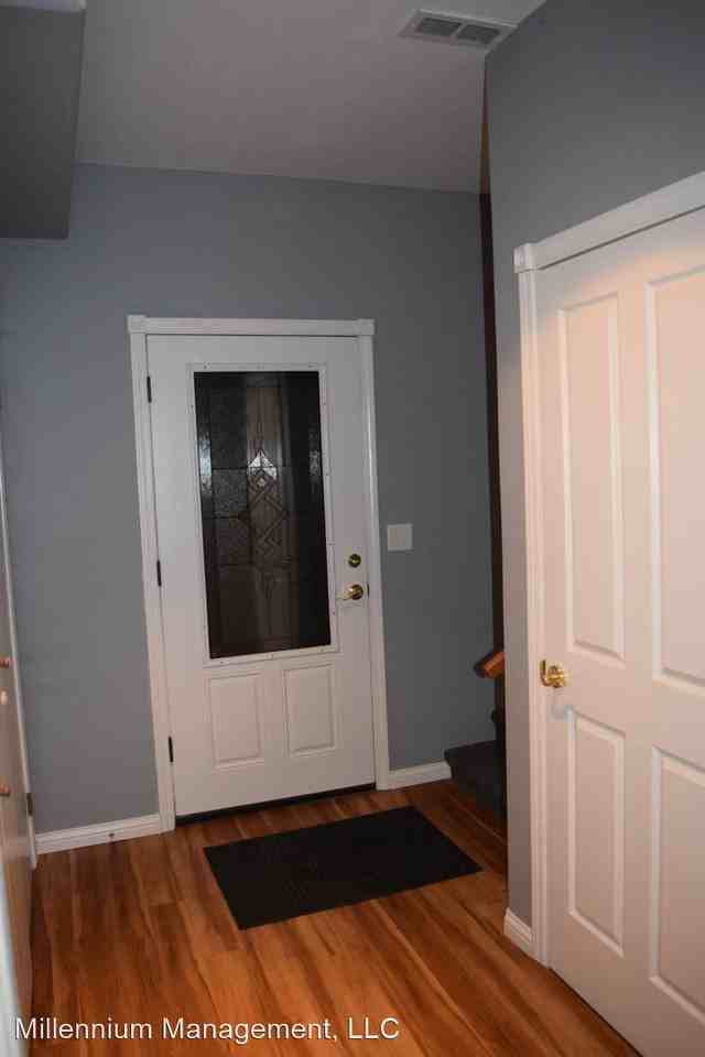 18633 Langly Ct N - Photo 2 of 9