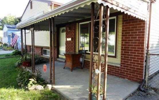 15685 Springhill St - Photo 2 of 17