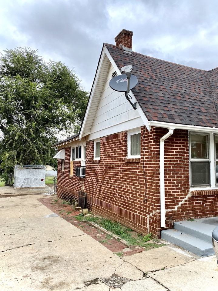 325 Sw 23rd St - Photo 2 of 11