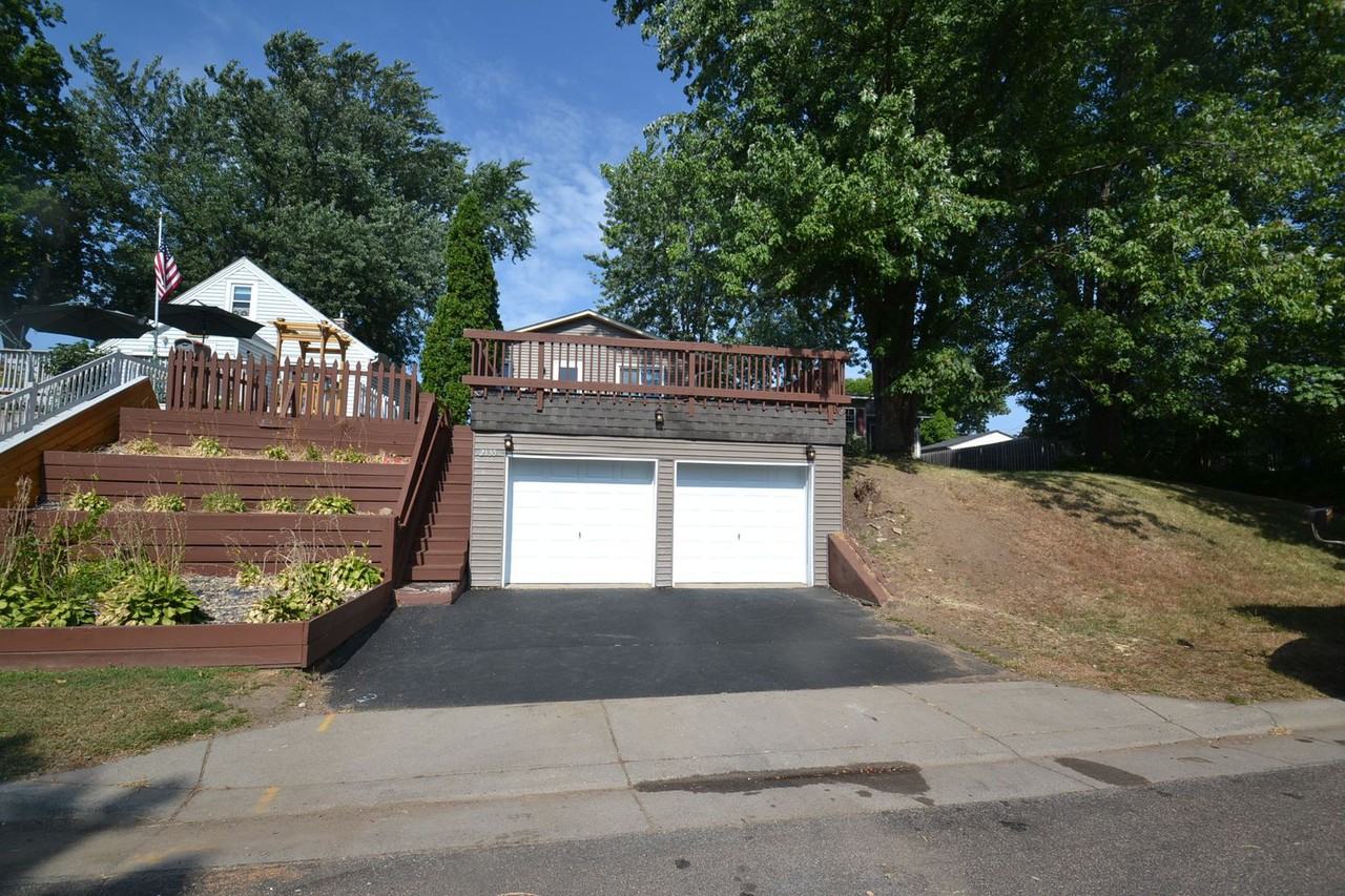 2135 Waukon Ave - Photo 2 of 15