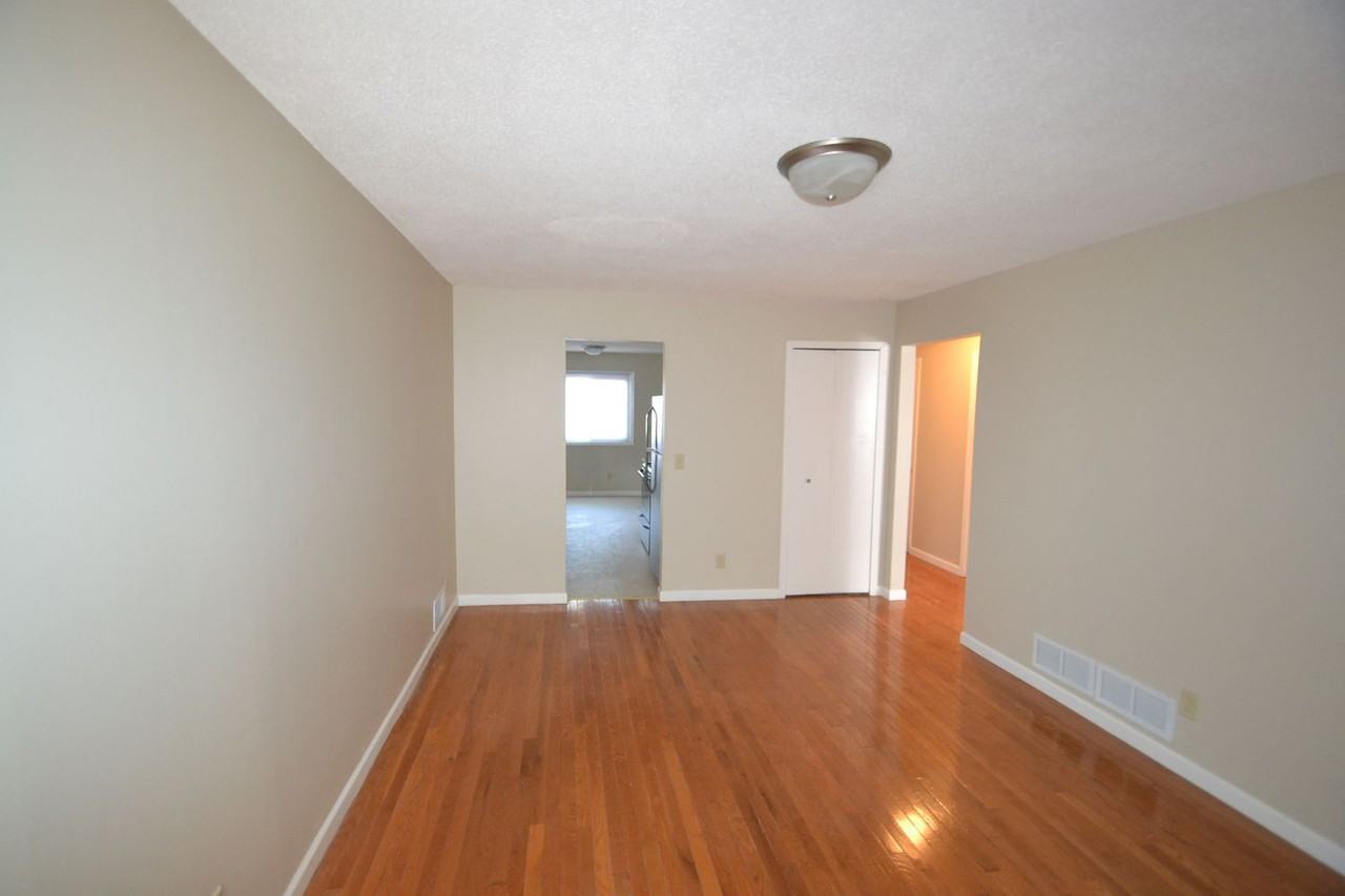 2135 Waukon Ave - Photo 3 of 15