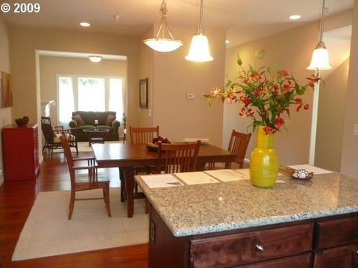 362 SW Eastman Pkwy - Photo 3 of 8