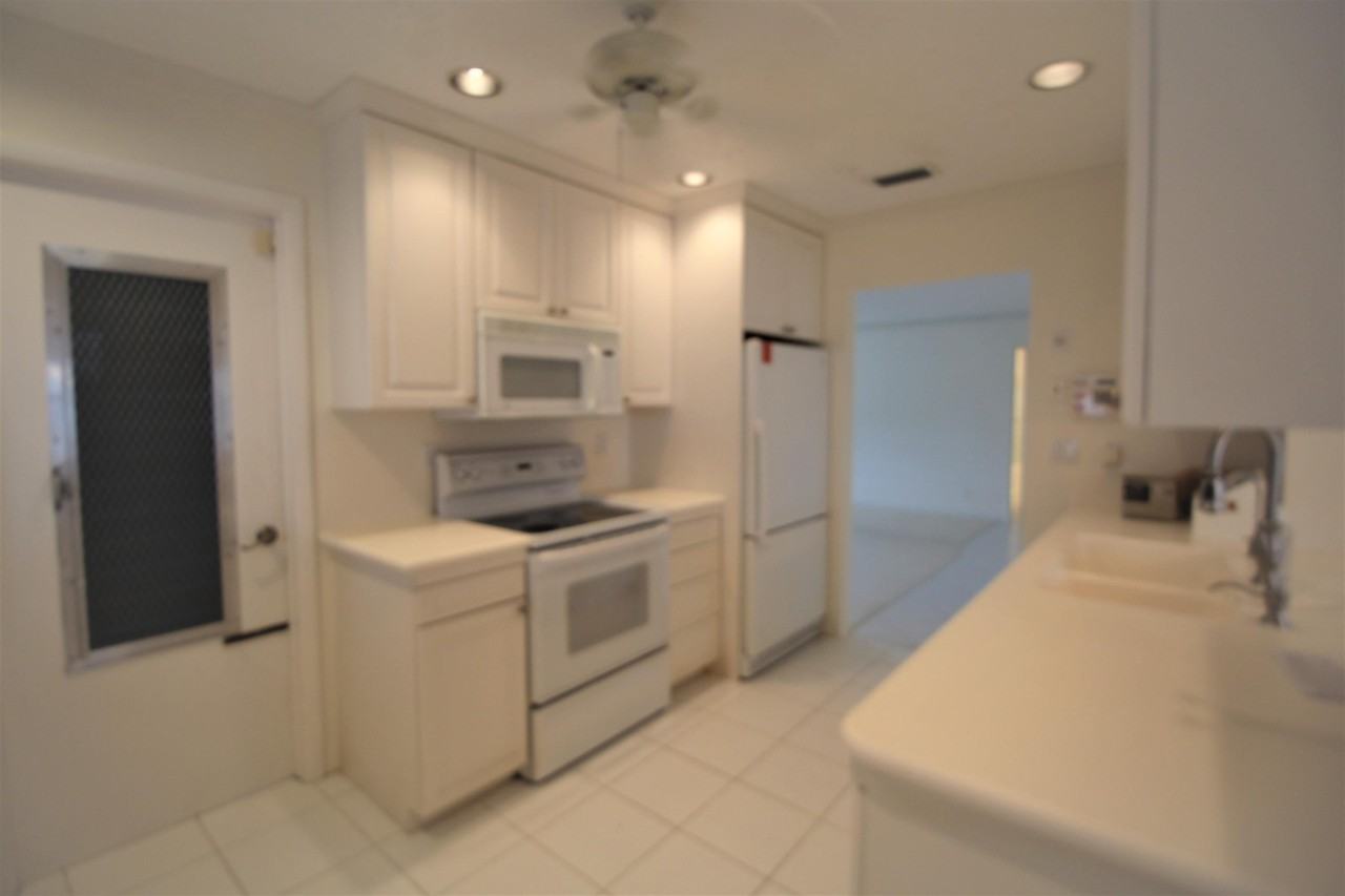 2121 Sw Lake Circle Dr - Photo 2 of 23