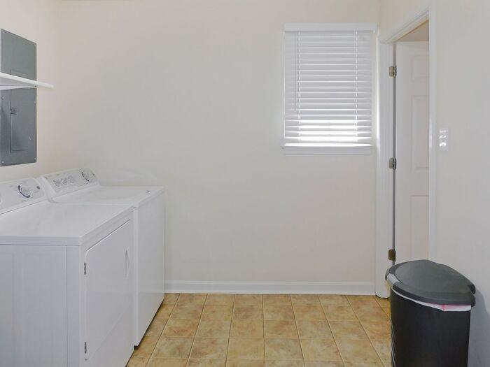 1420 Knight Ave - Photo 2 of 20