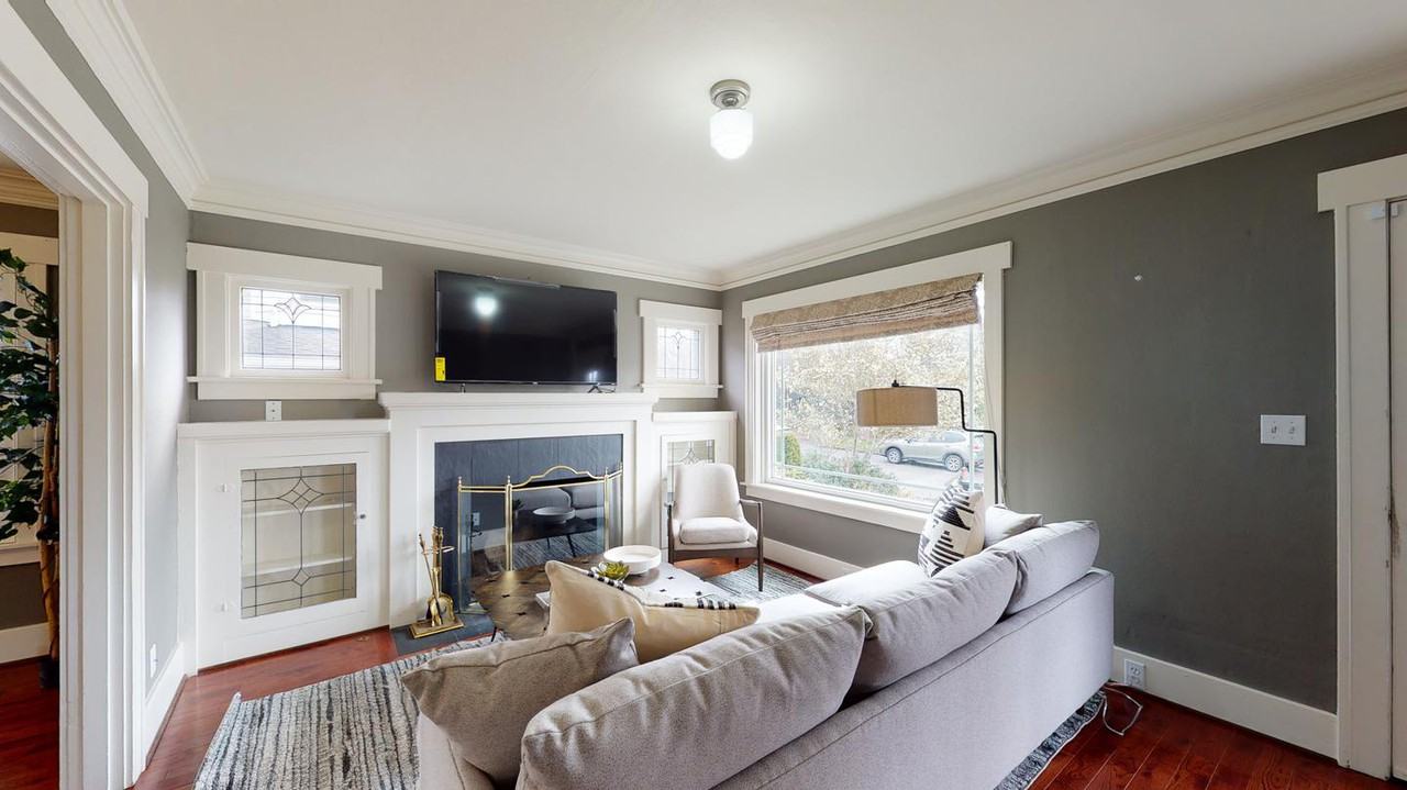 Spacious North Queen Anne home with fenced backyard - Photo 4 of 21