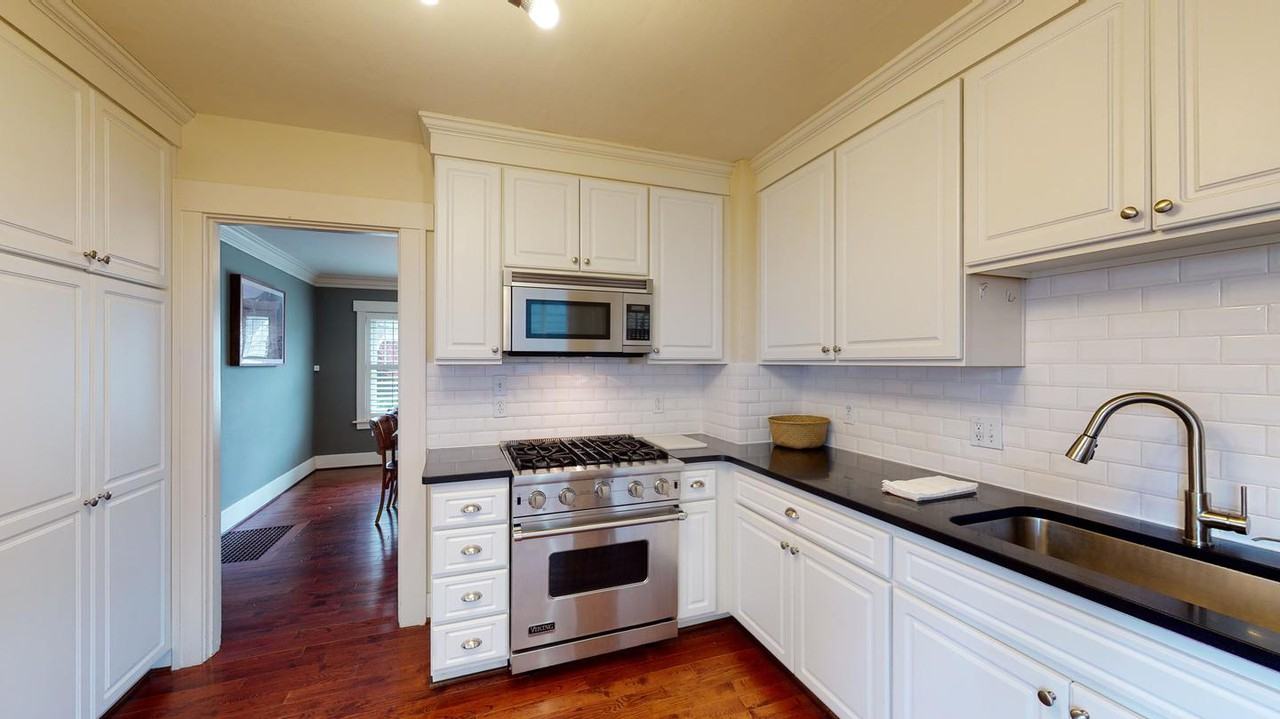 Spacious North Queen Anne home with fenced backyard - Photo 6 of 21