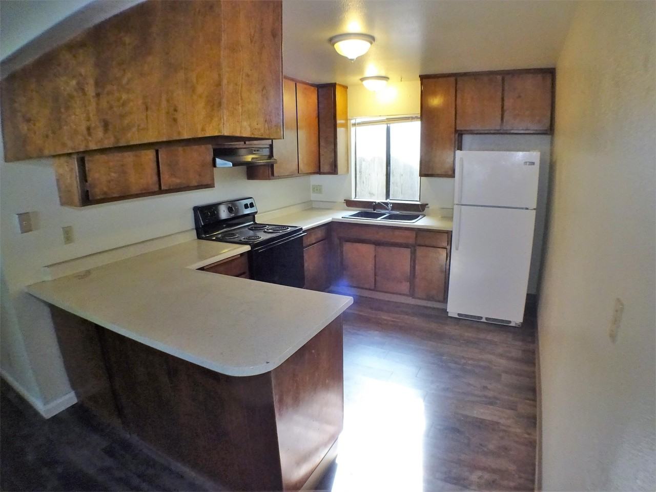 985 Salem St - Photo 3 of 17