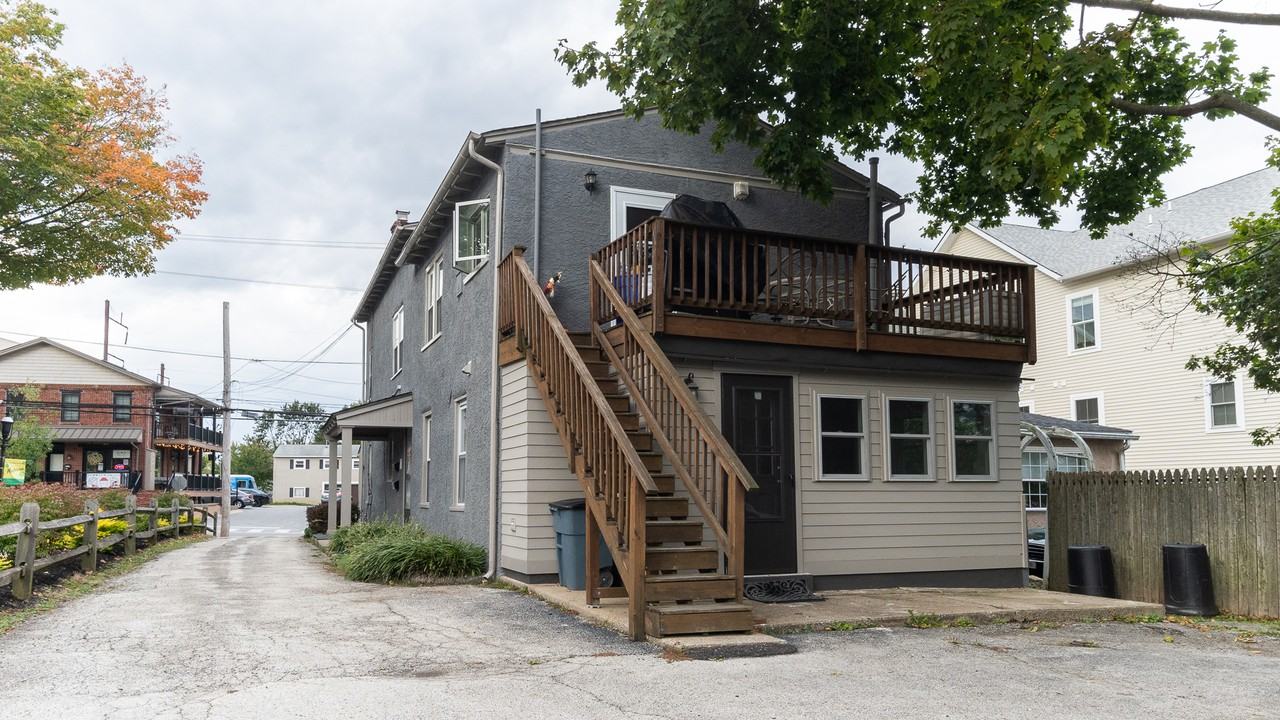 334 E King St - Photo 3 of 3