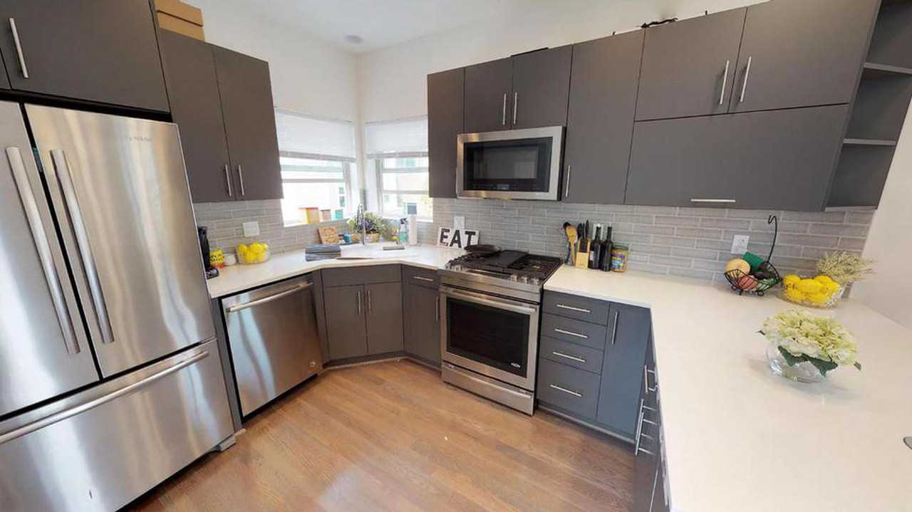 Inviting Ballard townhome with rooftop lounge - Photo 5 of 24