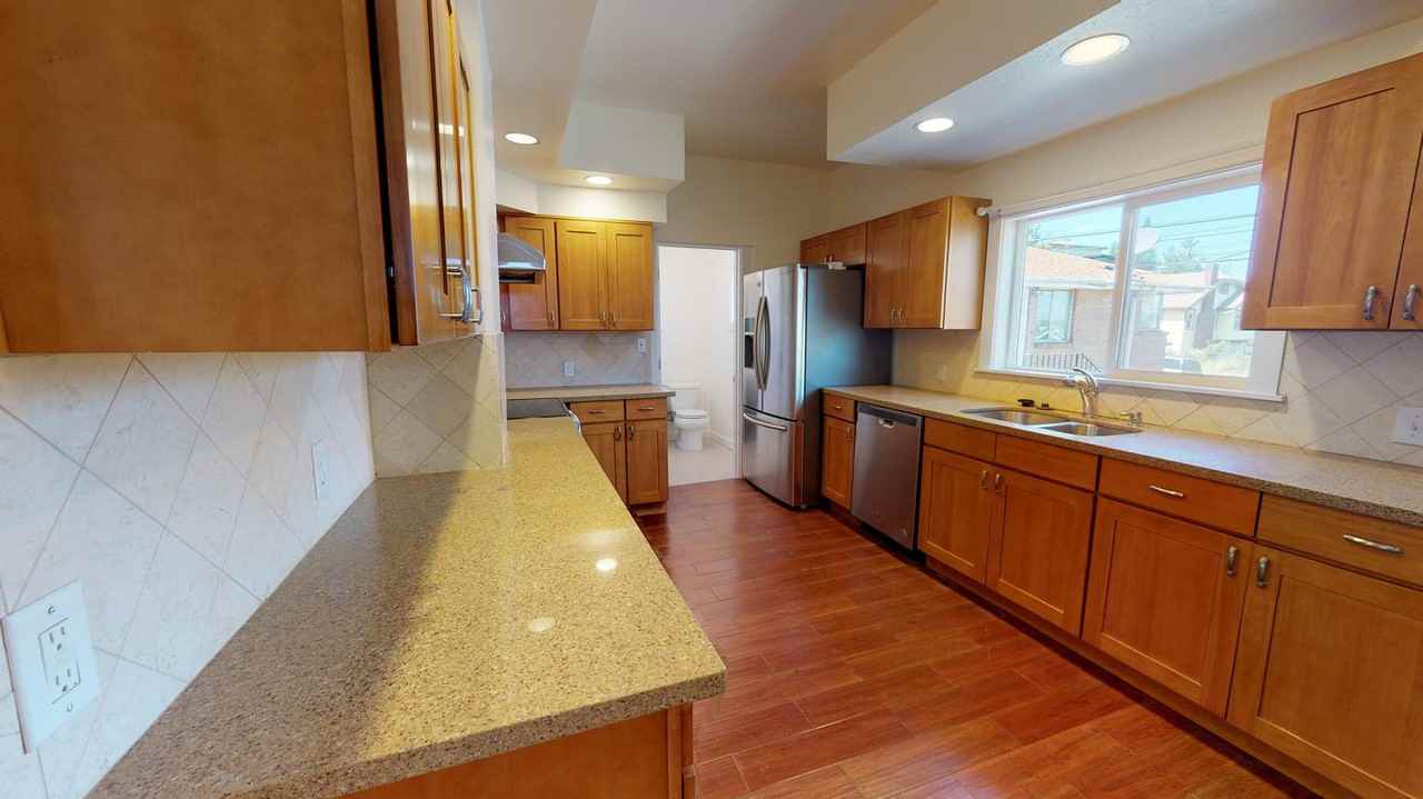 Spacious North Beacon Hill home with lovely backyard - Photo 6 of 26