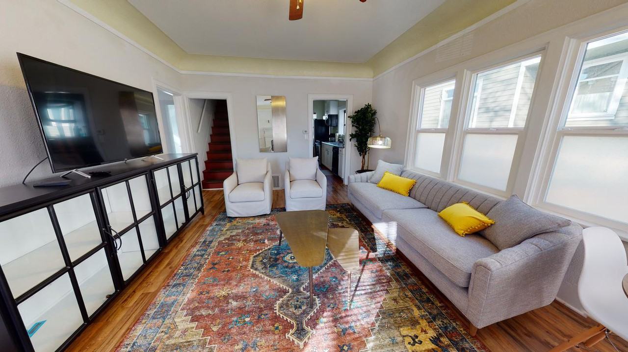 Delightful Madrona home with charming backyard - Photo 4 of 14