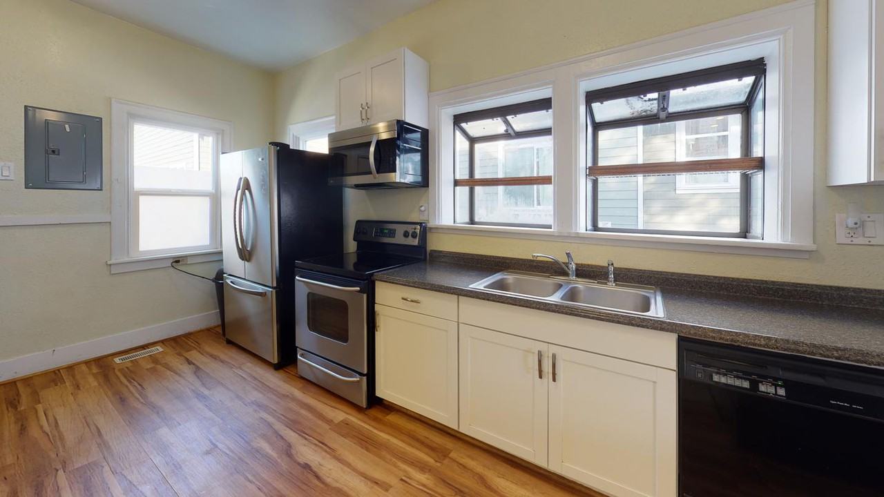 Delightful Madrona home with charming backyard - Photo 6 of 14