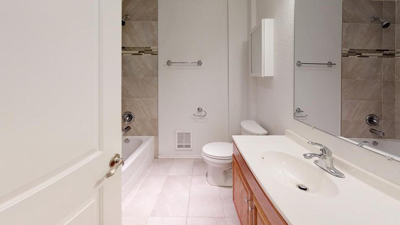 Delightful Madrona home with charming backyard Apartments in Seattle