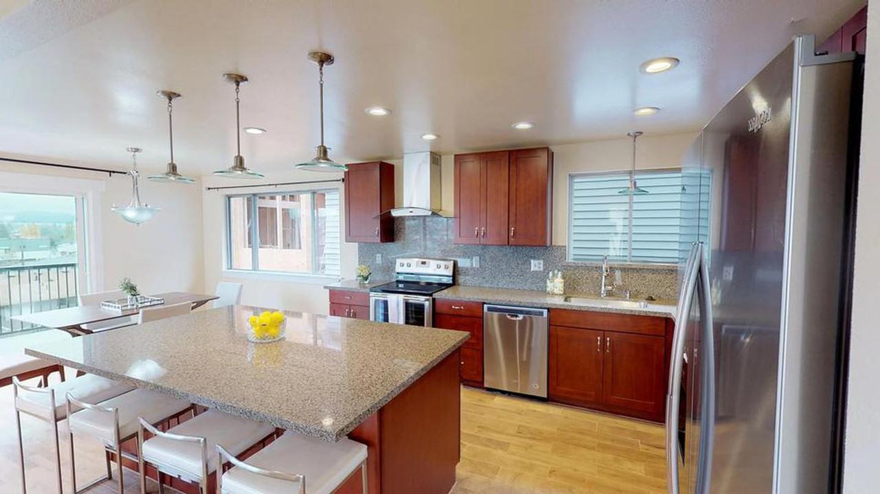 Spacious North Beacon Hill house with great views - Photo 4 of 17