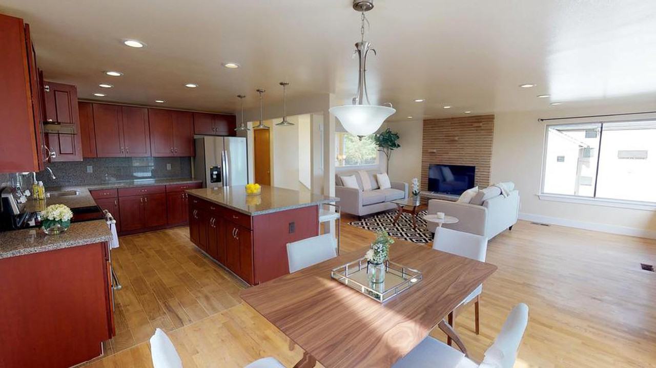 Spacious North Beacon Hill house with great views - Photo 5 of 17